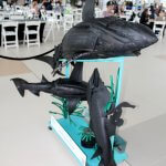 Escultura de tubarão feita com pneus reciclados