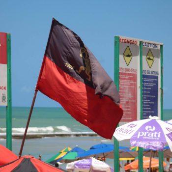 Não entre no mar! NÃO ENTRE!